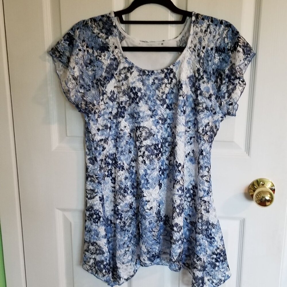Cute lace top, size M